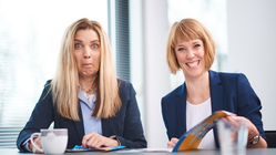 Porträtfoto von Tina Voss und Julia Wohlfeld